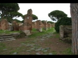 07205 ostia - regio i - insula xii - cardo maximus - li - caseggiato a tabernae (i,xii,10) - re - forica (iv,iv,4) - blick richtung porta laurentina.jpg